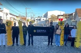 Alunos da turma 117 na rua, com pranchas, em Lages