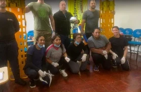Alunos da turma 123 em sala, com pranchas de imobilização