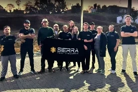 Alunos da turma 126 com a bandeira da Sierra em Itaiópolis